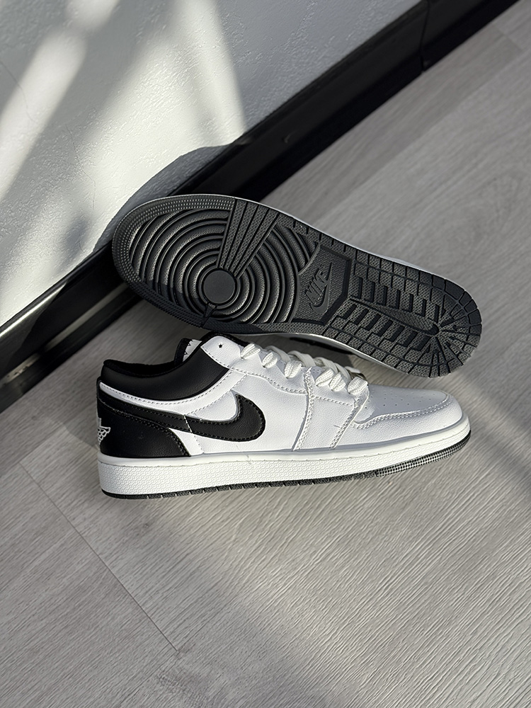 جردن سفید پشت مشکی