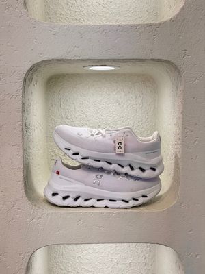 آن رانینگ تمام سفید on running