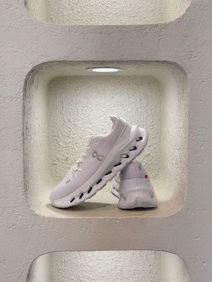آن رانینگ تمام سفید on running